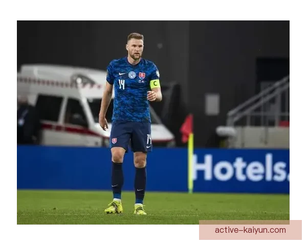 斯洛伐克门将杜布拉夫卡状态回暖，近期表现值得关注